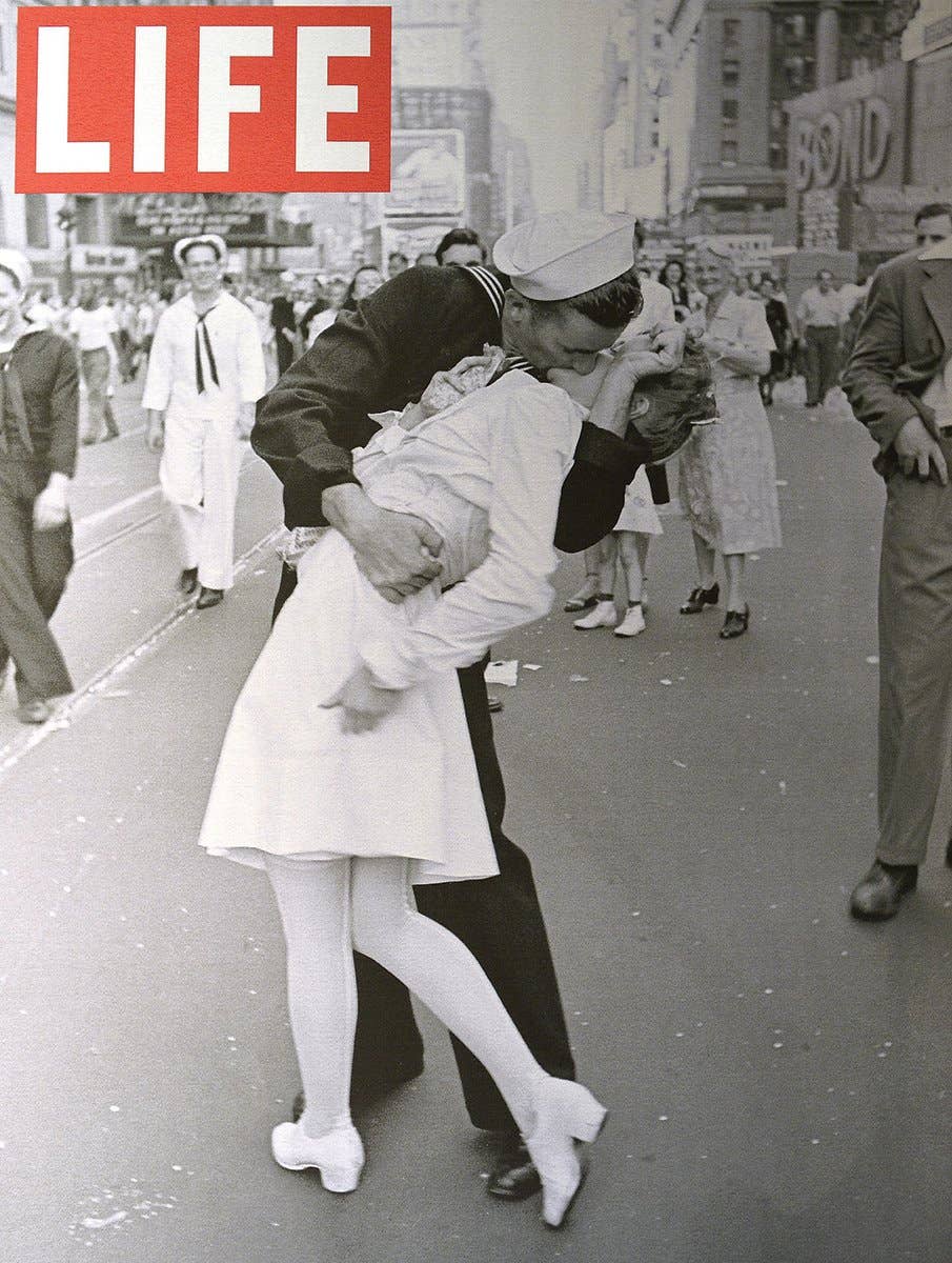 Life V-J Day Kiss in Times Square 1000pc Puzzle, photo 2 of 3